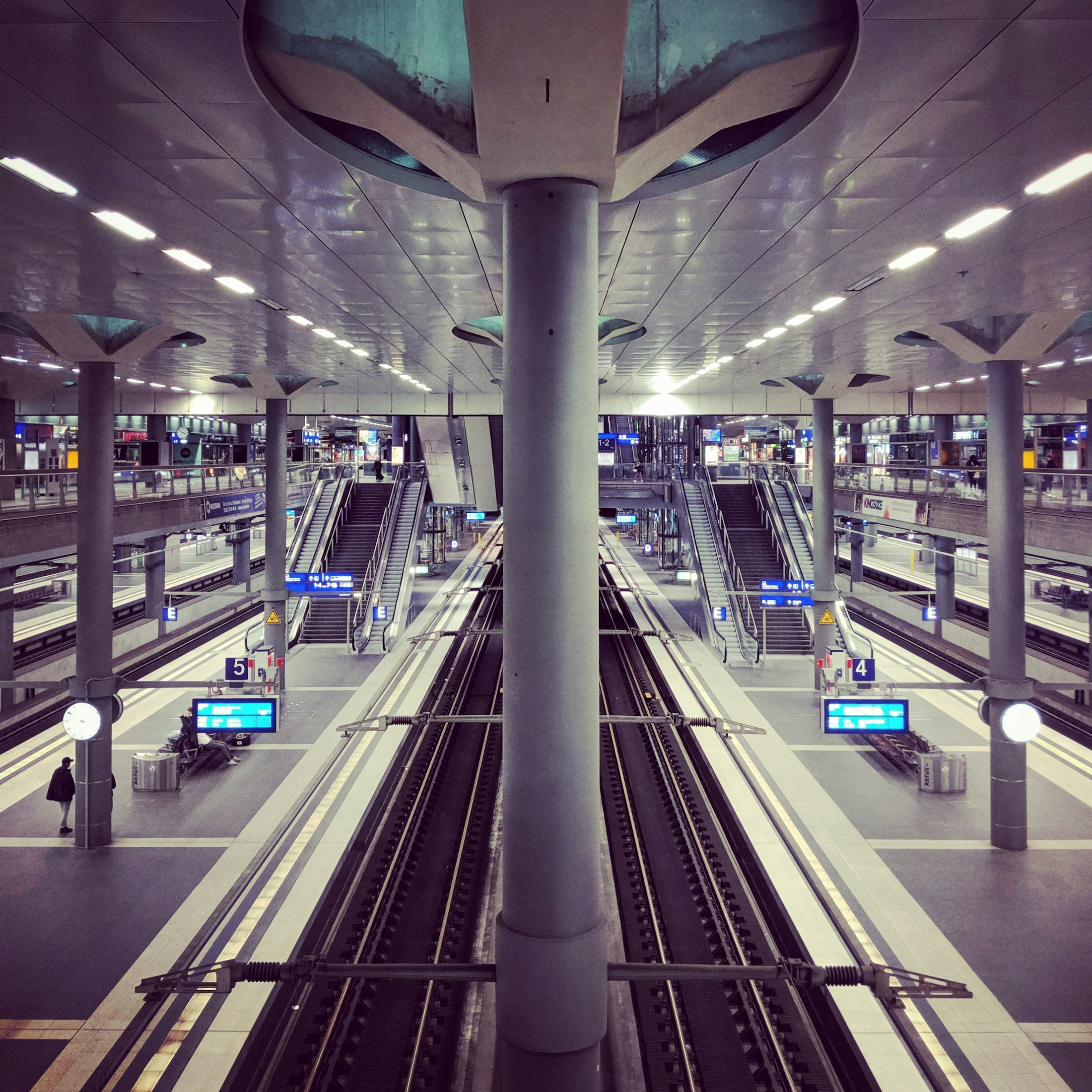 Европейский вокзал и поезд